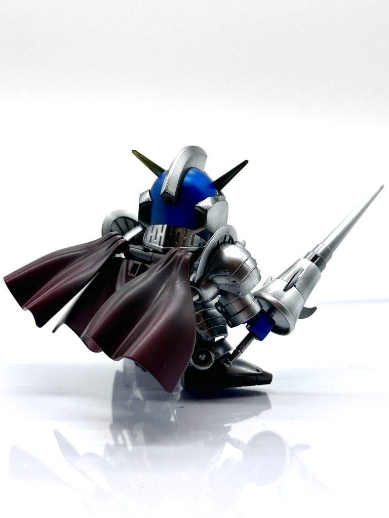 バックショットで。黒下地でエッジ強調をちょっとだけ意識して塗っています。マントは影になってもいますがちょっと発色が悪いですね😅