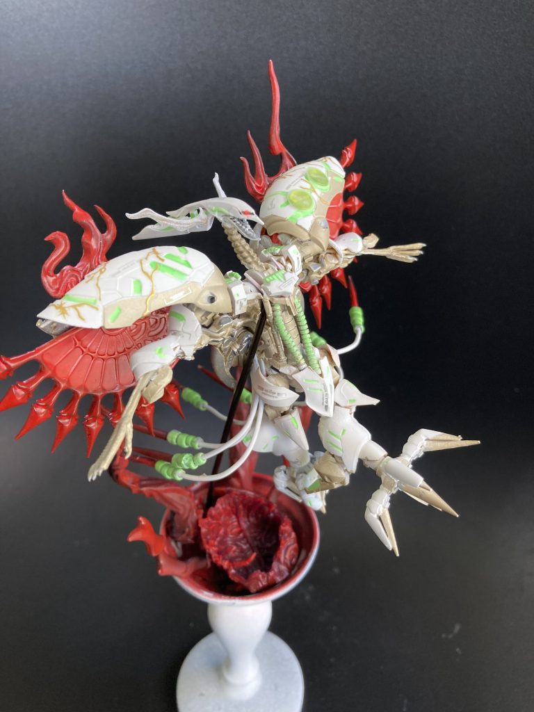 少しウォーハンマーの世界観を参考に、エフェクトを加えた台座をベースに、