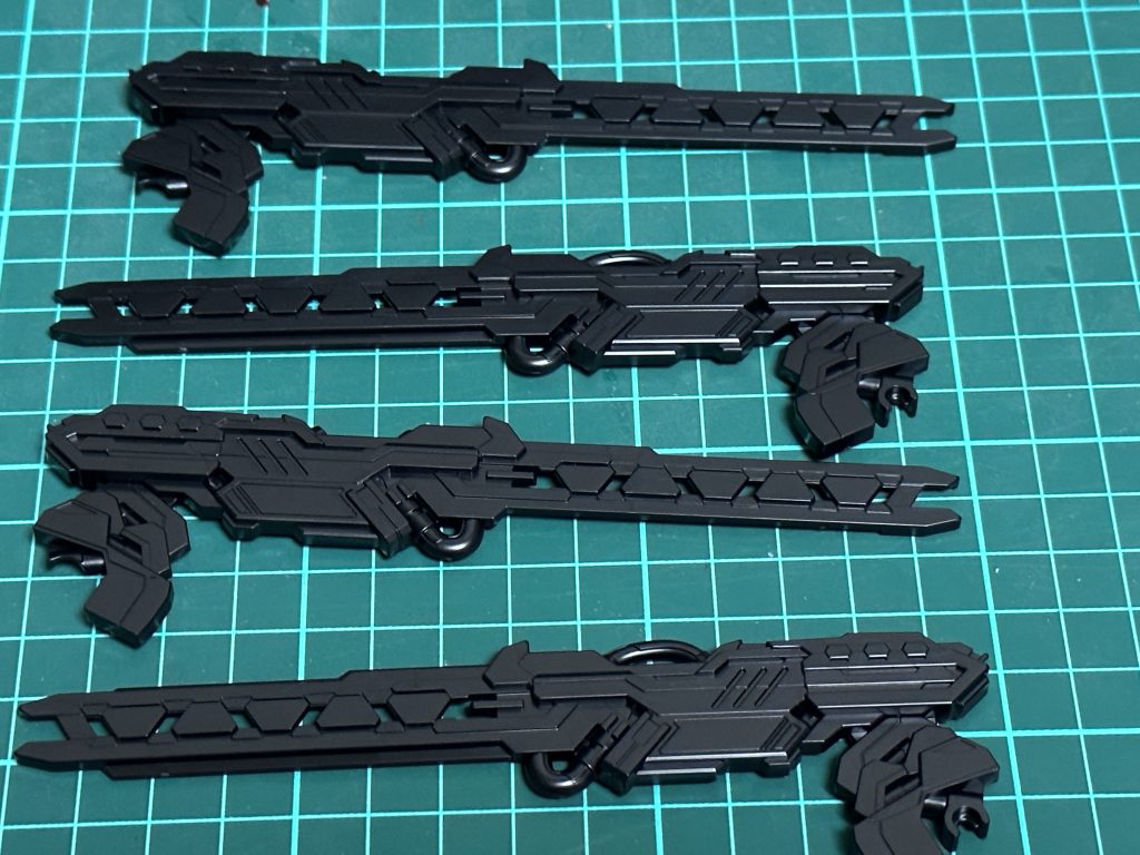 今回使用したガンダムマーカーは、コスモメタブルー、ガンメタリック、ロイヤルメタレッド、ガンダムゴールド、シャイニングシルバーです