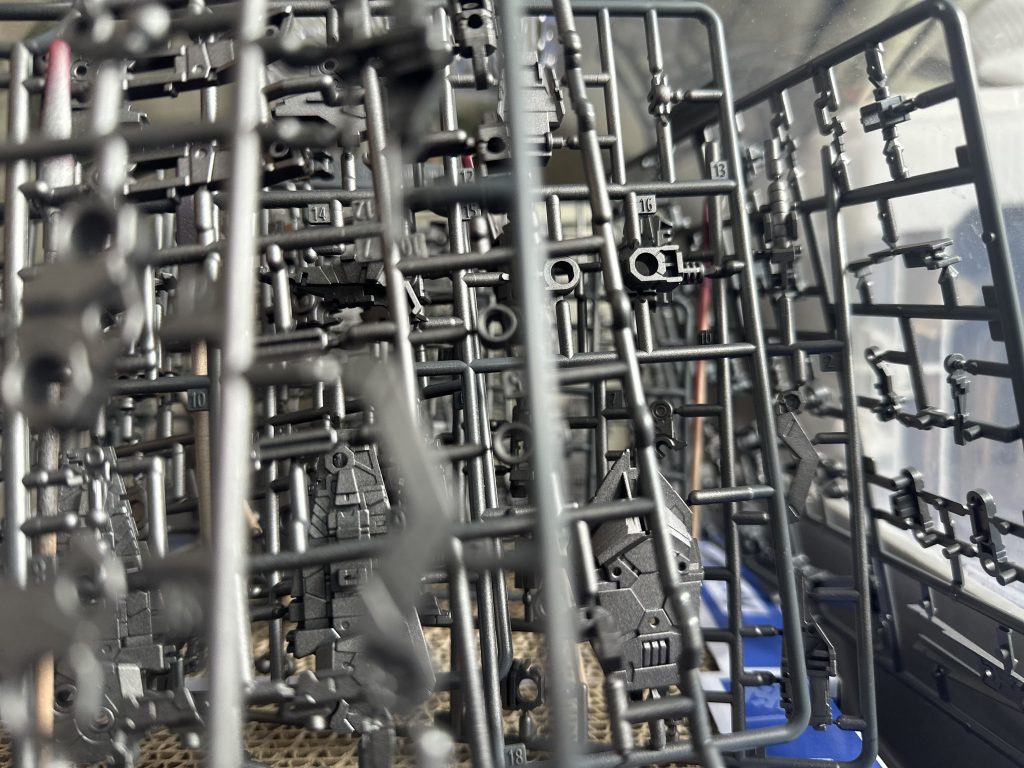 内部フレームは全てランナー塗装、ゲート後は組み立て後に、リタッチしました。