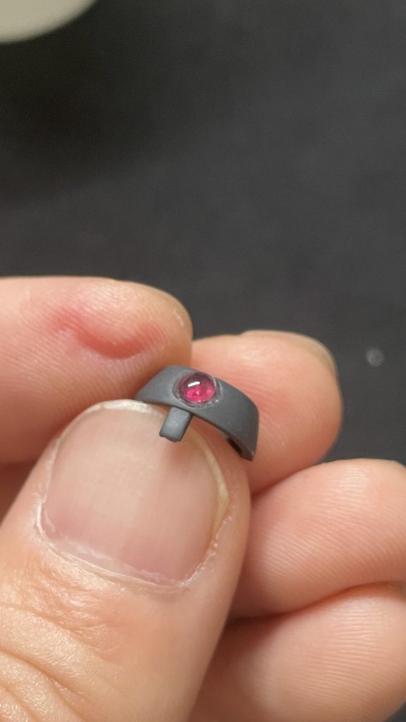 モノアイ加工中。そのまま接着すると浮いて見えるので、3mmのピンバイスで少し削ってから接着しています。