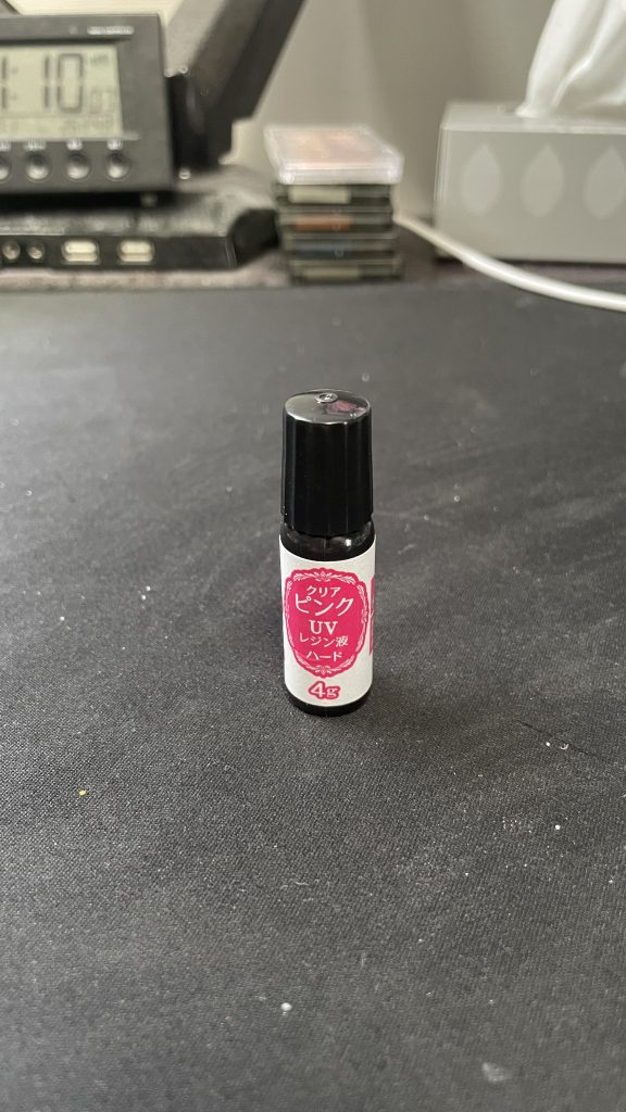 使用したUVレジン。こういうアイテムが100均で購入出来るのは、ありがたいですよね。