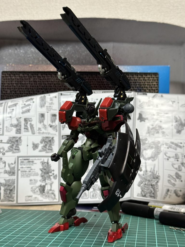 最初は両サイドからレールキャノンを支えようとしたのですが、どうしても肩との間に隙間ができてしまうのと、一点止めなので前後に回ってしまうのもあり、上手くいかなかったので