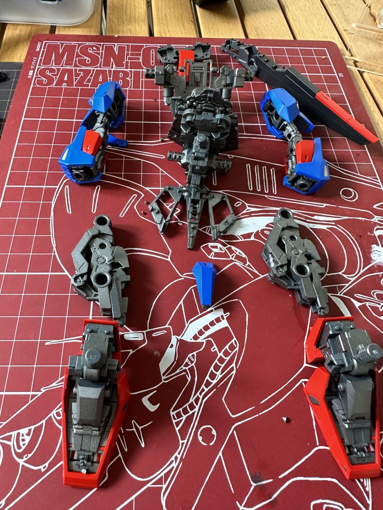 我慢出来ずに塗装終わっているパーツだけで組み立て。