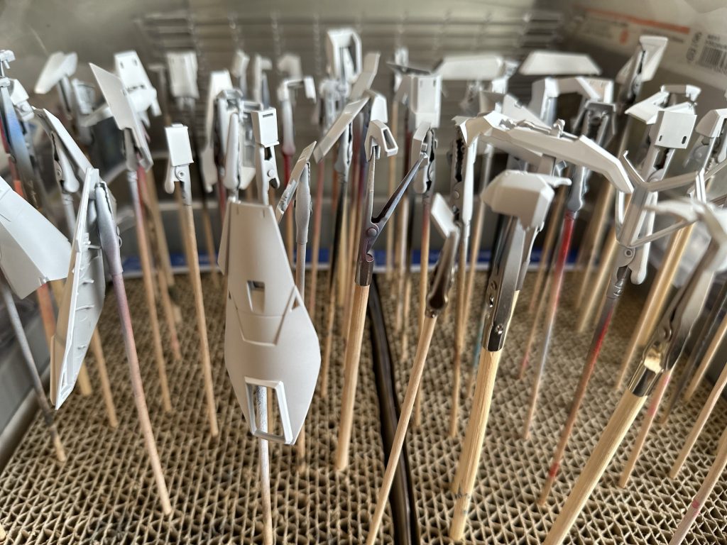 銀サフからの白塗装は度々梨地になってしまい、一部は泣く泣く塗装を剥がし0からやり直しました。