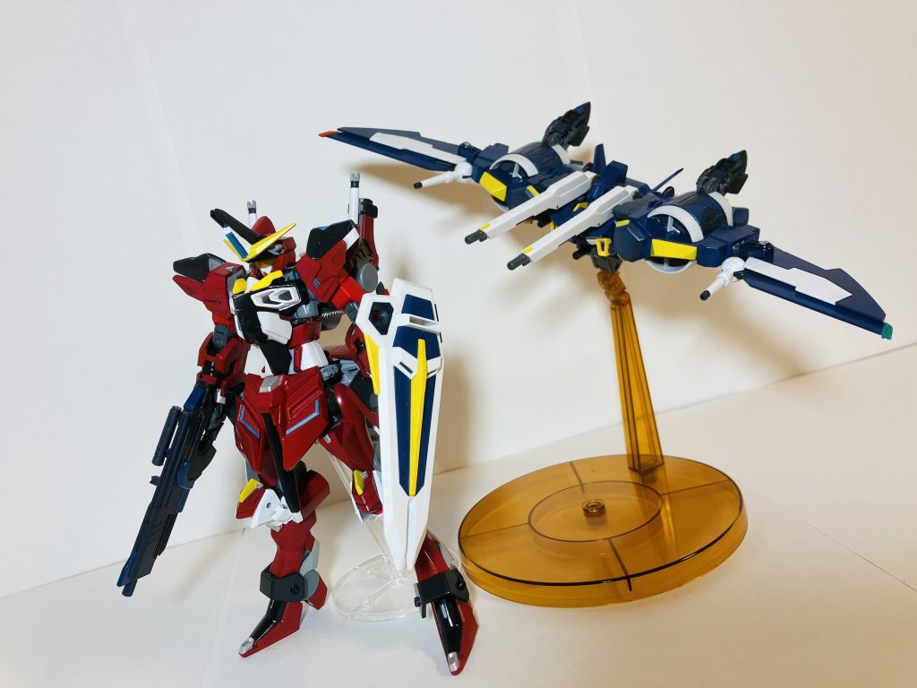 ジャスティスをイメージして作りました。ファトゥムはAGE2の胴体、メカコレのミーティア、モンテーロの羽とかを使いました。