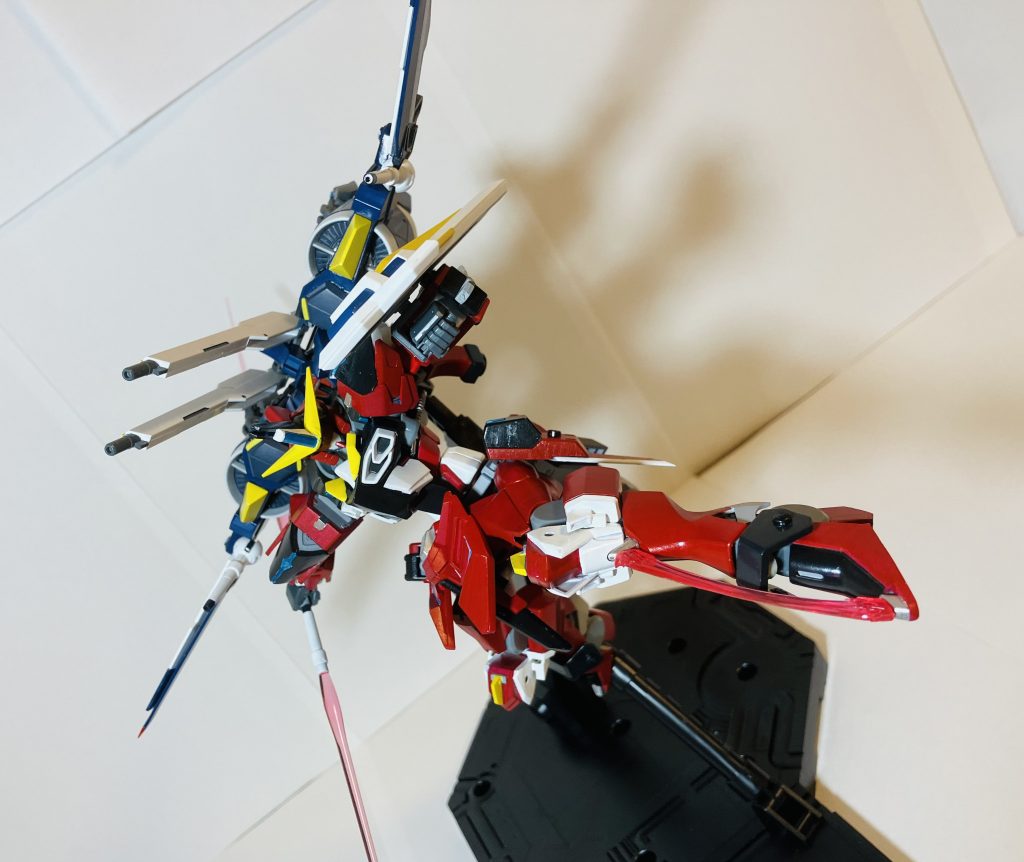 ラケルタビームサーベルもフリーダム、ジャスティスと同じもの。脚部には試作型グリフォンビームブレードを装備。