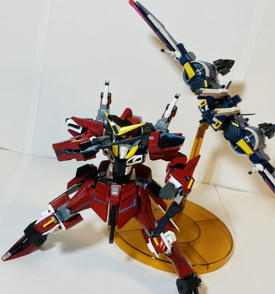 腕部にアーマーシュナイダーも装備。