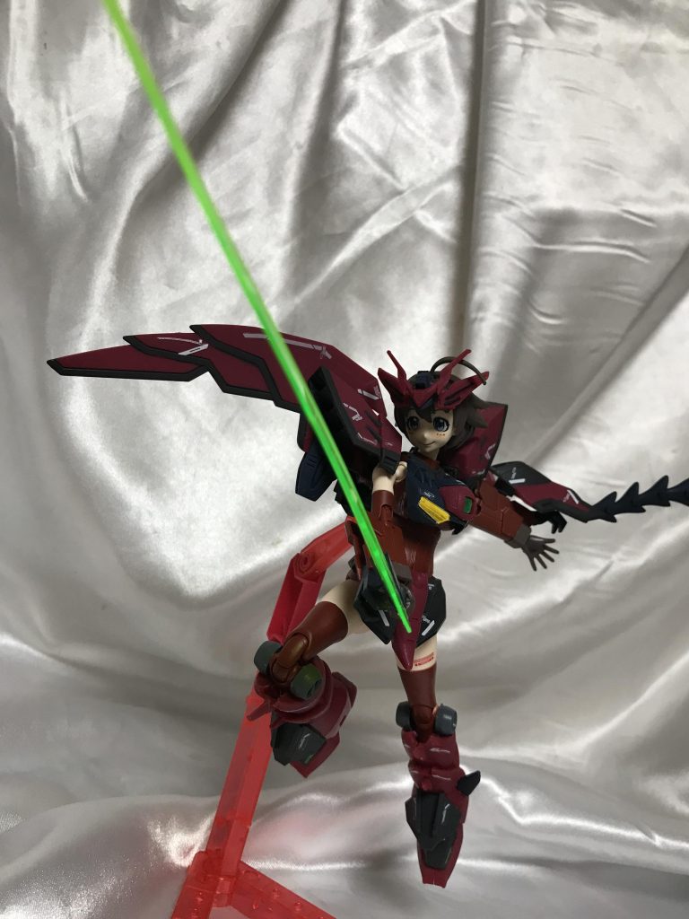 代名詞ともいえる高出力ビームサーベルはRGサザビーのアックスサーベルを加工して接着しました。ど派手にすると重量が上がってしまうのでこのくらいで。