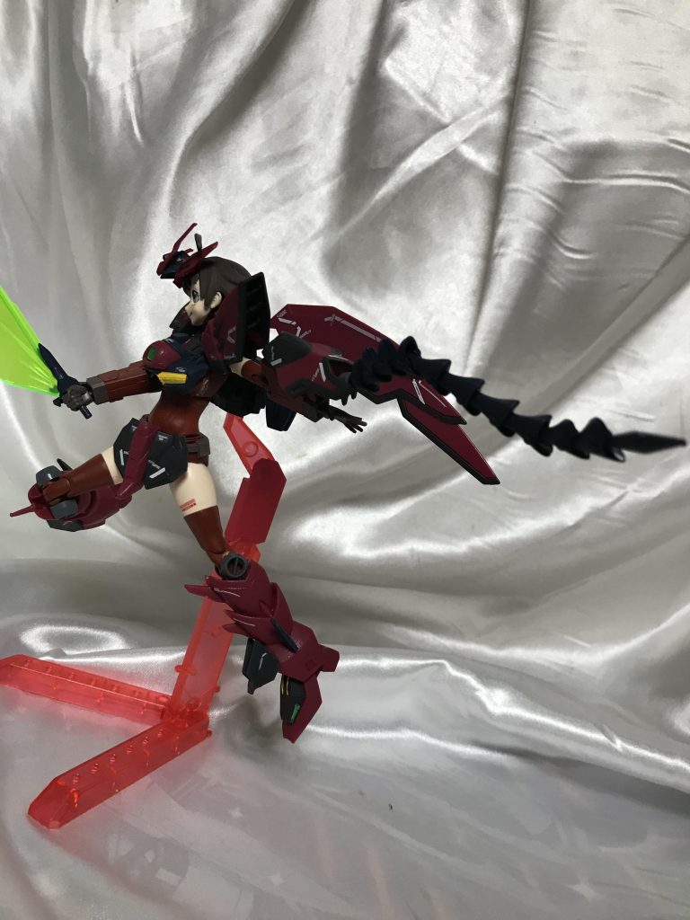 翼は一体成型でかなり薄いです。そのせいかかなり重量が軽いのでめちゃくちゃ稼働できます。大きく開いた姿が好きなんでうれしいです(^-^)