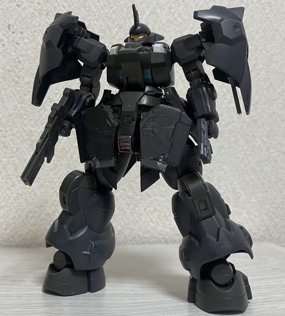 正面。フロントスカートはHGシナンジュスタインの余剰パーツ(シナンジュのリアスカート)とケルディムサーガのホルスターを合体させプラ板で整形しました。股関節は、股間のパーツを切り欠き、ダボにガルバルディの股関節をはめ込み、太腿はプラ板で延長、ヘルムヴィーゲ・リンカーの関節で脚を取り付けています。