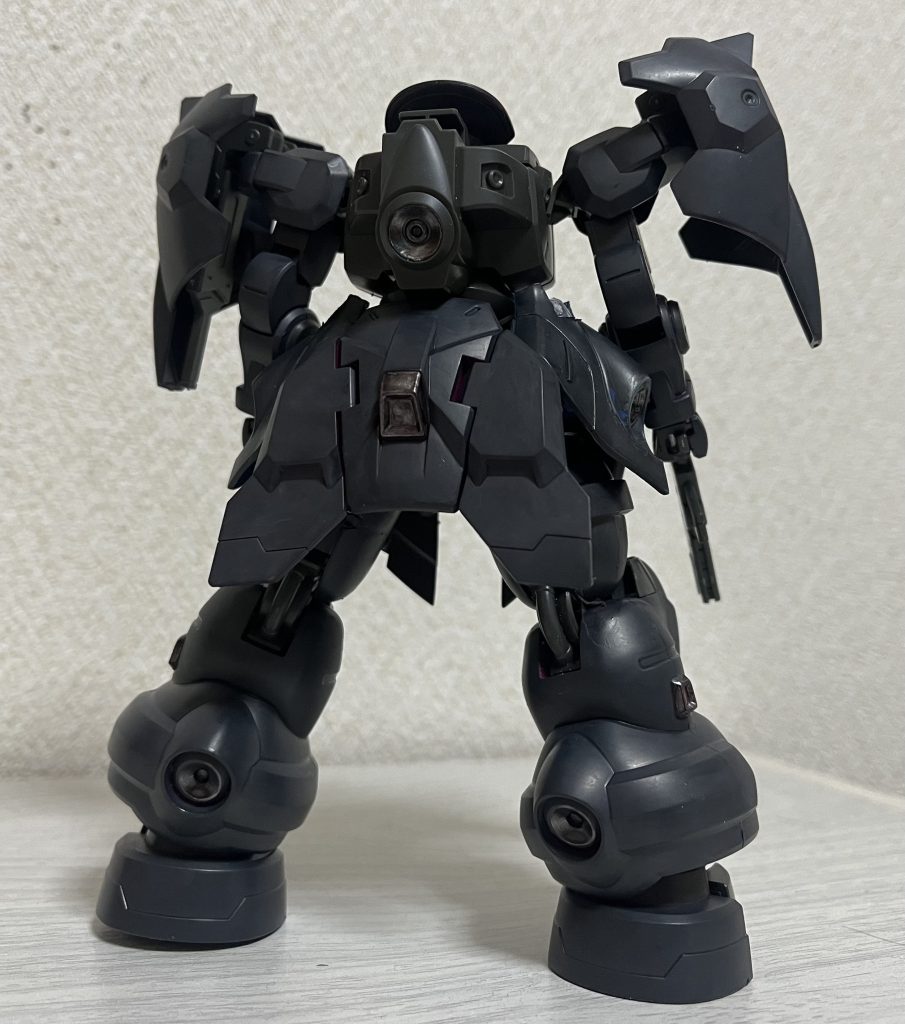 腰アーマーはケンプファーの裾とザクの靴を接着したものを本来の股関節パーツを加工し取り付けています。