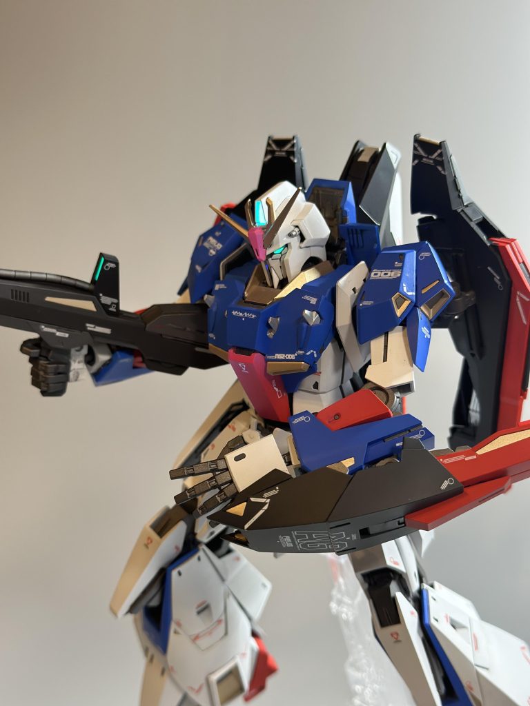 ツインアイの色分けは最近の水星シリーズのタイプで塗装も楽でした。