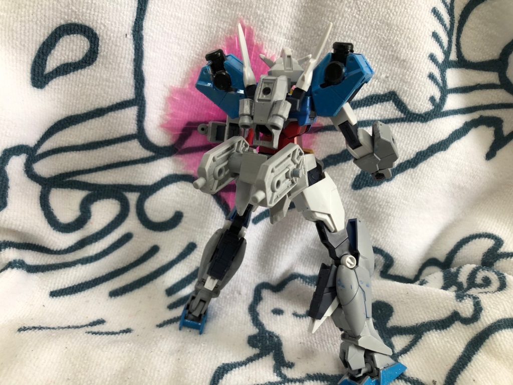 後ろ姿、今回Sタイプ同様、リード線はつけてません。バックパックはユーラヴェンのシールドパーツを切り抜き、余ってるバーニァを接続。