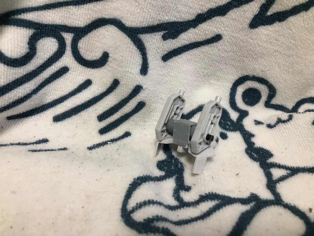 次は腰部バトルアームアームズのパーツを使い再現。プラ棒、プラパイプ、プラ板、ランナーで接着し作成。