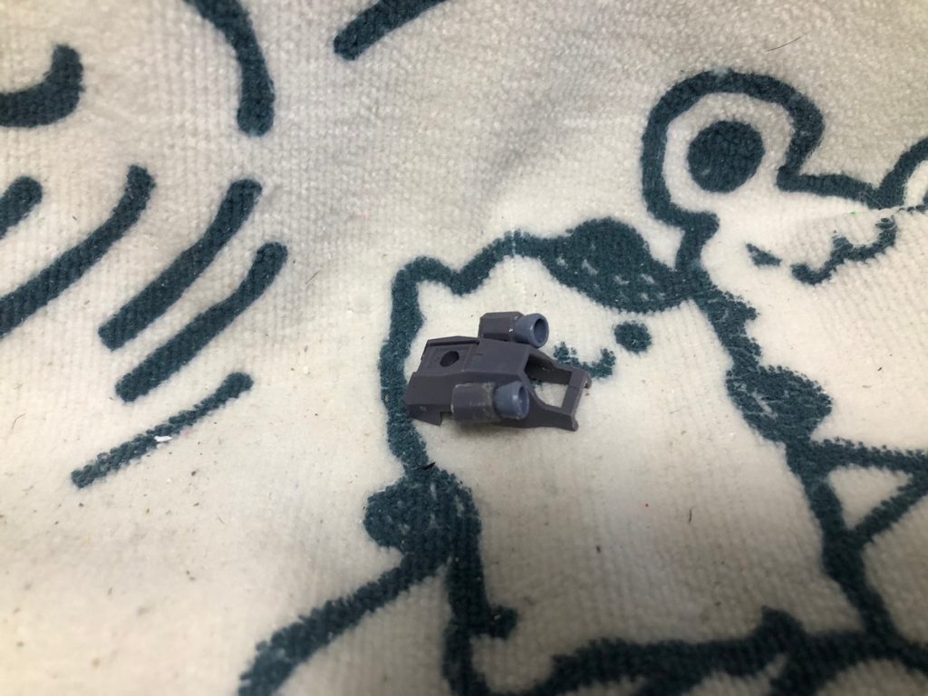 早速だが，バックパックユーラヴェンのパーツを切断した際、使えそうな部分があった為そのまま接着。余ってた部品(シーマゲルググ)についてたバーニァを接着。