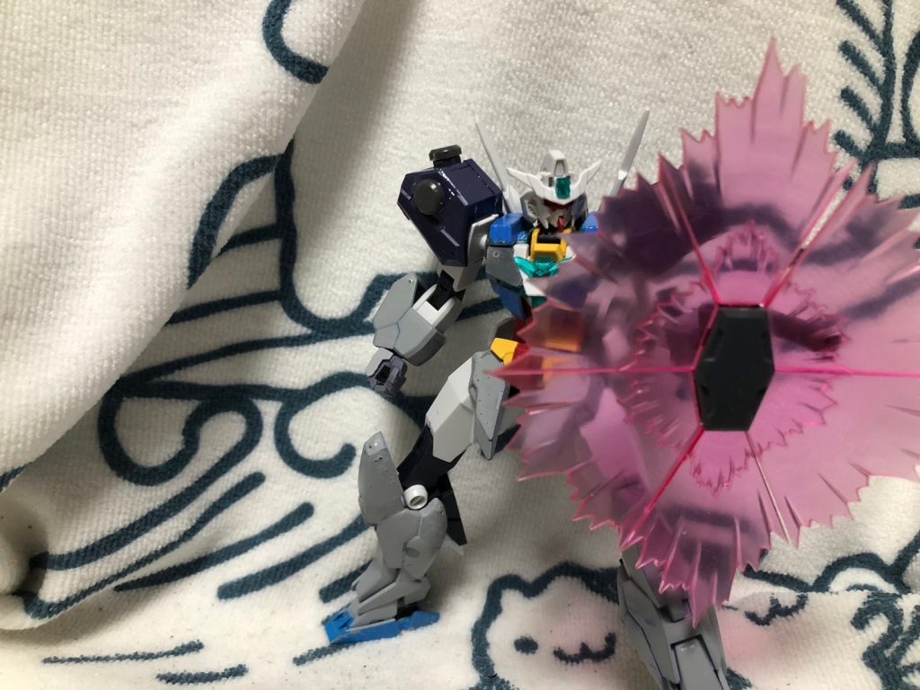 肩部はモールドパーツを使いＩフィールドを再現。シールドは壽屋の部品を使用、大きさがそのままあったのでキットのそのまま採用。ミカエリスのパーツも3ミリの軸だったのでそのまま使用取り外し可能に！