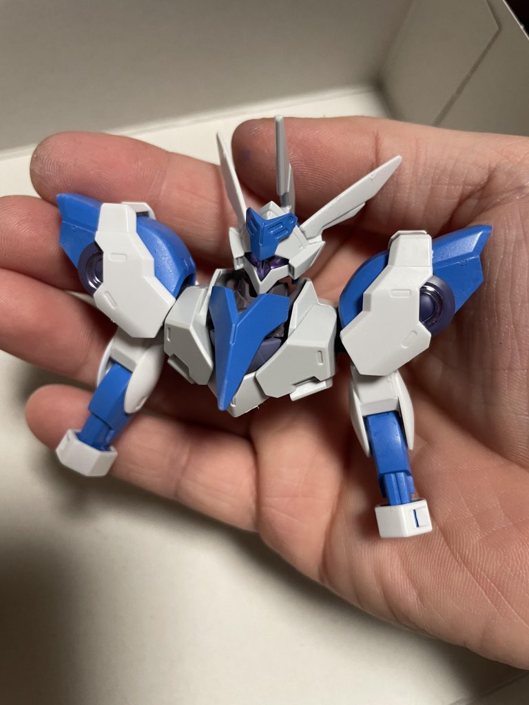 そんなお気に入りのフェイス部分はミカエリスの物にジークルーネの羽飾りのようなパーツを両サイドに取り付け。十字形のセンサーの上部分にジークのフェイス下部のパーツを取り付けて隠すことで顔の印象を変えることが出来ました。