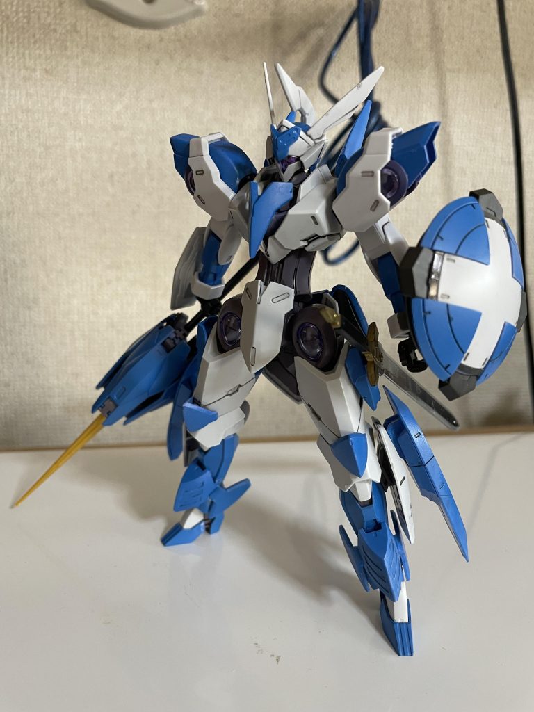 ミカエリスをベースに、腕をベギルベウに変更、機体各所にジークルーネのパーツを切り貼りしました。特に本体の方は改造等してません。主武装のランスはミカエリスのビームブレイサーとジークルーネのレイピアを組み合わせ、ウヴァルのマイニングハンマーを切って柄に使用しております。