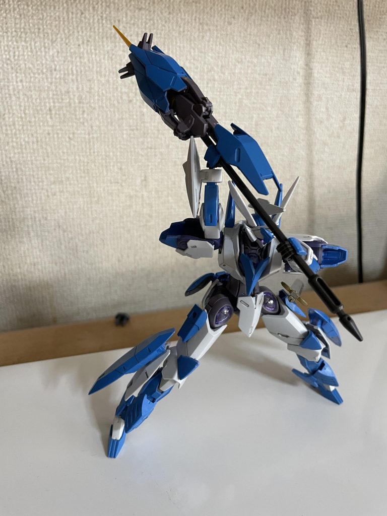 このランスはビームブレイサーの変形機構を使い、メイス状に変形させることが可能です。鉄血らしさも出したかったので1番こだわったところかなと思います。