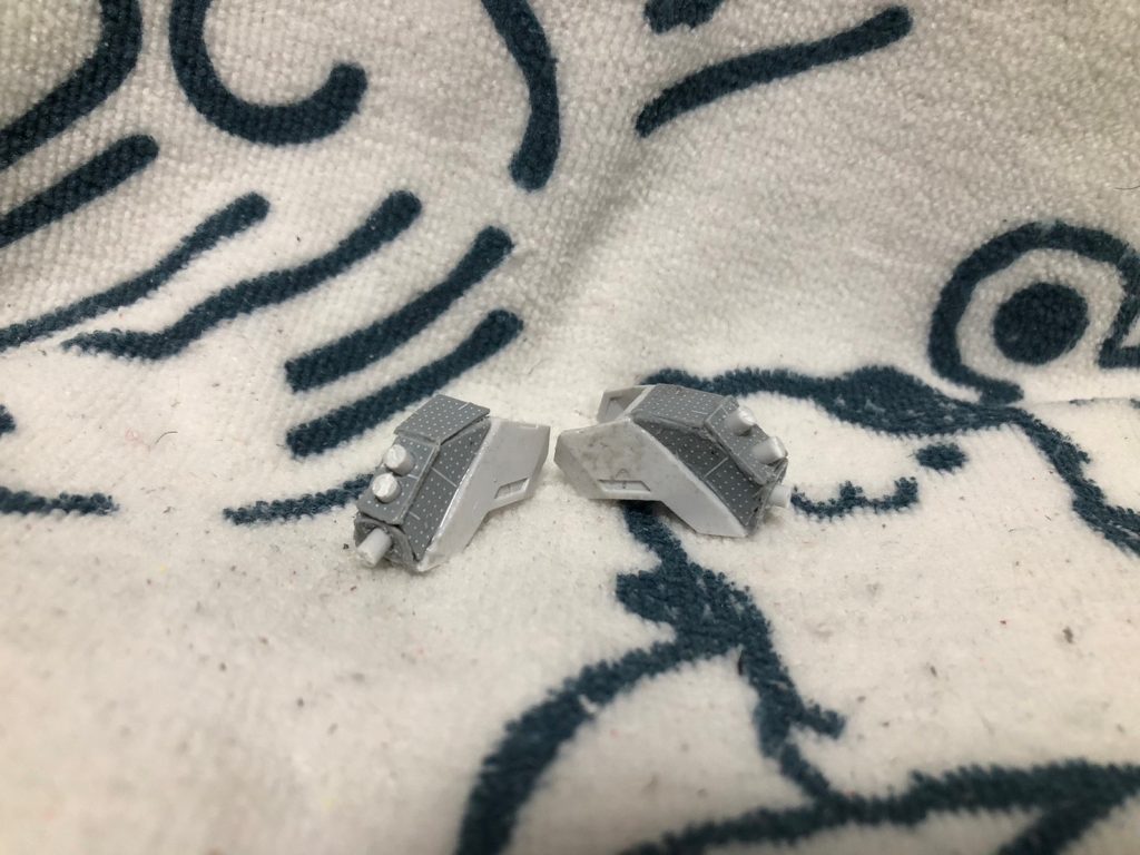 肩のグレネードランチャーは自作。プラ板とランナーパーツを使っております。