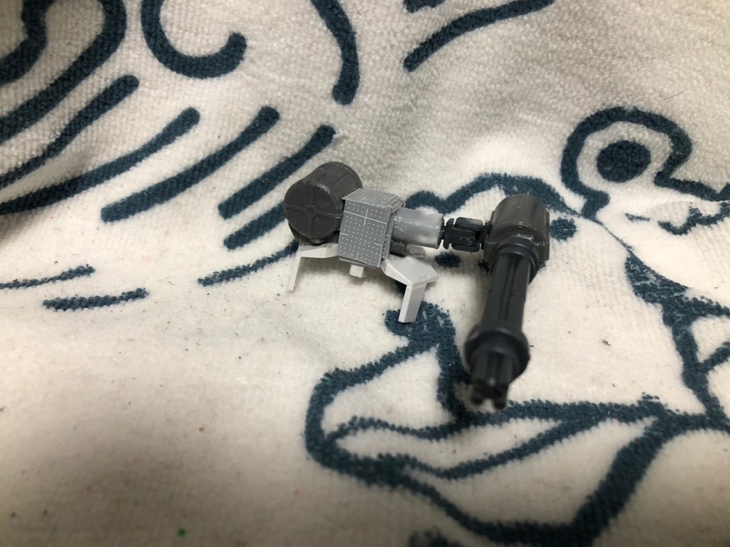 まずガトリングから、ガンダムFSDに付属するマガジンパーツをプラパイプと接着、そして関節パーツに接続しガトリングと接続。