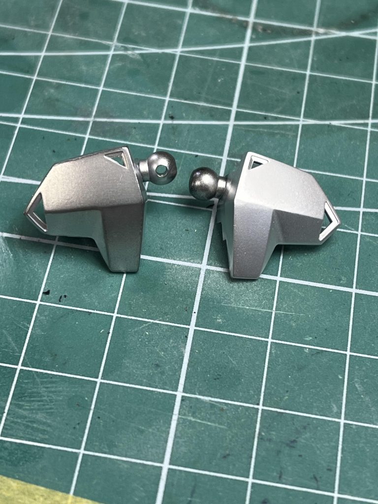 ギラつかない下地を考えてアルミ系の色を塗って磨いて使ってみたら良い感じです。但し、クリアの定着が凄い悪いので稼働するガンプラには実用性無しでした(^^;;ですので今回はワンポーズ固定での投稿になってます(°▽°)右磨き後→、左塗っただけ←。毎回閲覧して頂いてるフォロワー様、通りすがりでお立ち寄り下さった方、最後までありがとうございました♪