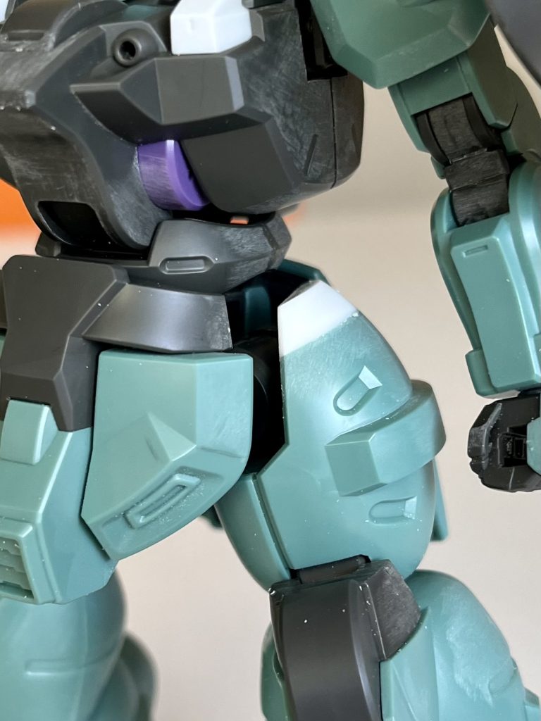 エアリアル方式で脚延長したら、腰がスカスカになってしまったので、腿アーマー延長。余計な手間取りましたw