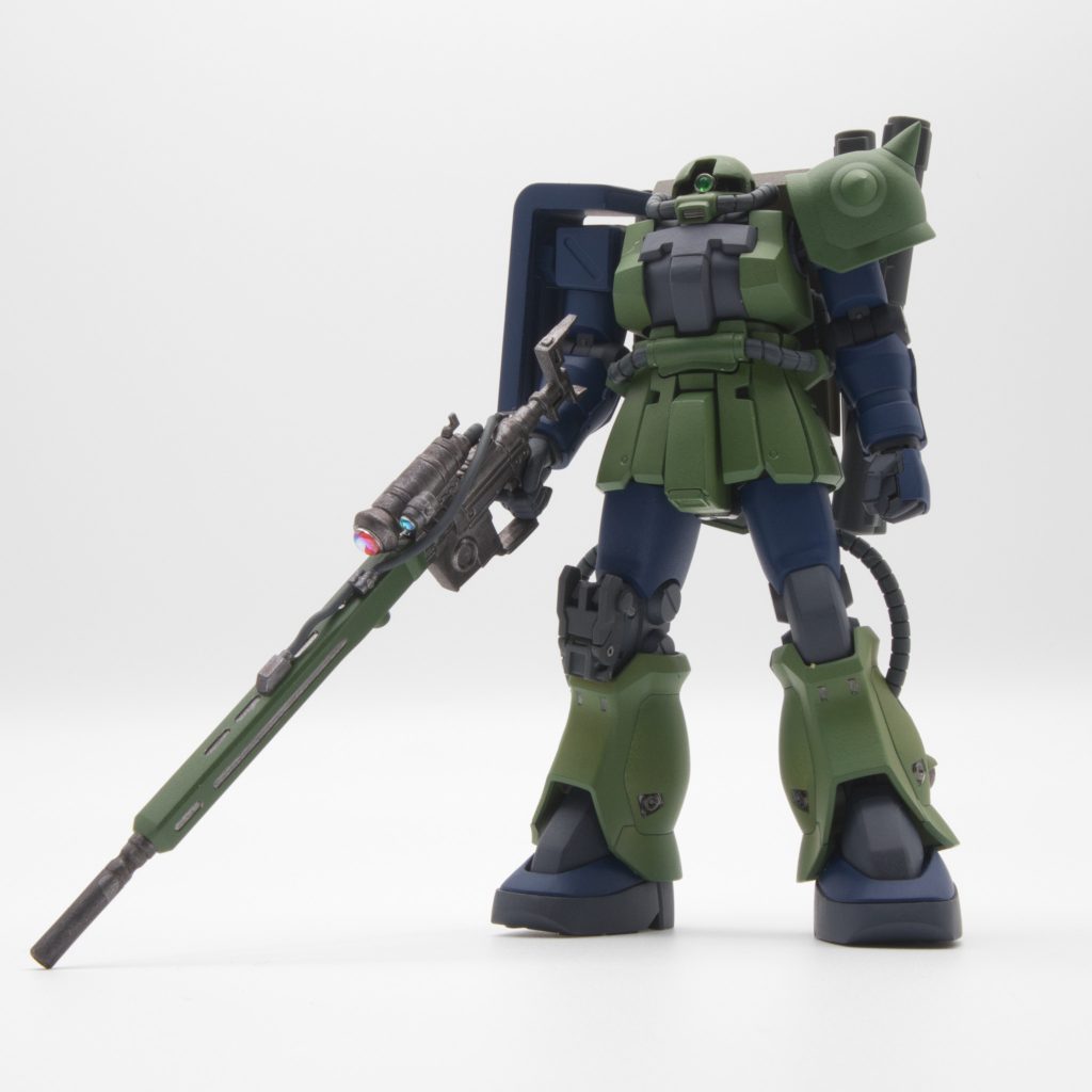 ビーム・スナイパー・ライフルとランドセル、右膝のニーパッドをカークス機から。ザク本体は、カメラアイ周りと腰のフロントアーマーを左右独立して稼働するようにした位です。色は普通のザクIっぽくしてみましたがサンドイエローっぽくしたほうが良かったかも。。。