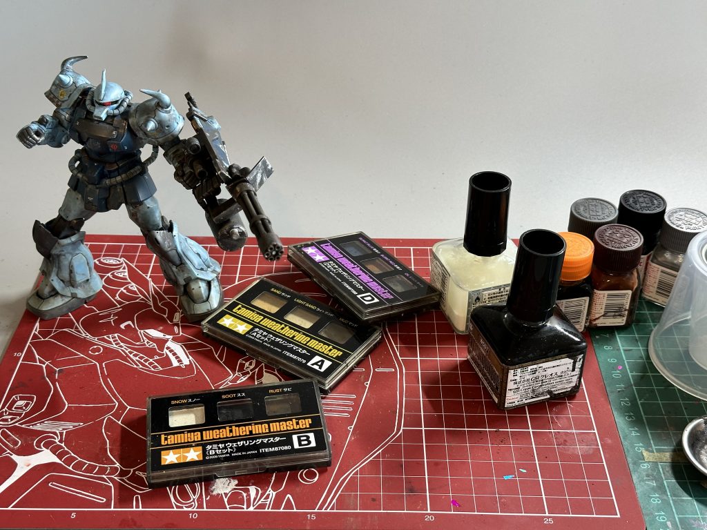 タミヤエナメルでチッピング塗装後、Mr.ウェザリングカラーマルチブラックとマルチグレーを混ぜて全体に塗布、拭き取り後ウェザリングマスターABDセットで汚し後、再び半光沢トップコート。