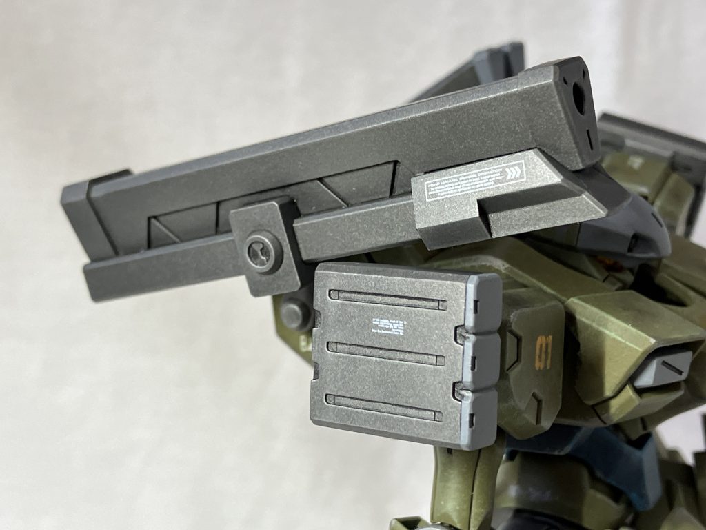 両肩にいかにも追加装備を付けてくださいと言わんばかりの3ミリ穴が開いていたので自作ミサイルポッドを追加しました(オリジンザクのバズーカ弾倉が元)。ついでに他の穴もディテールパーツで埋めています。