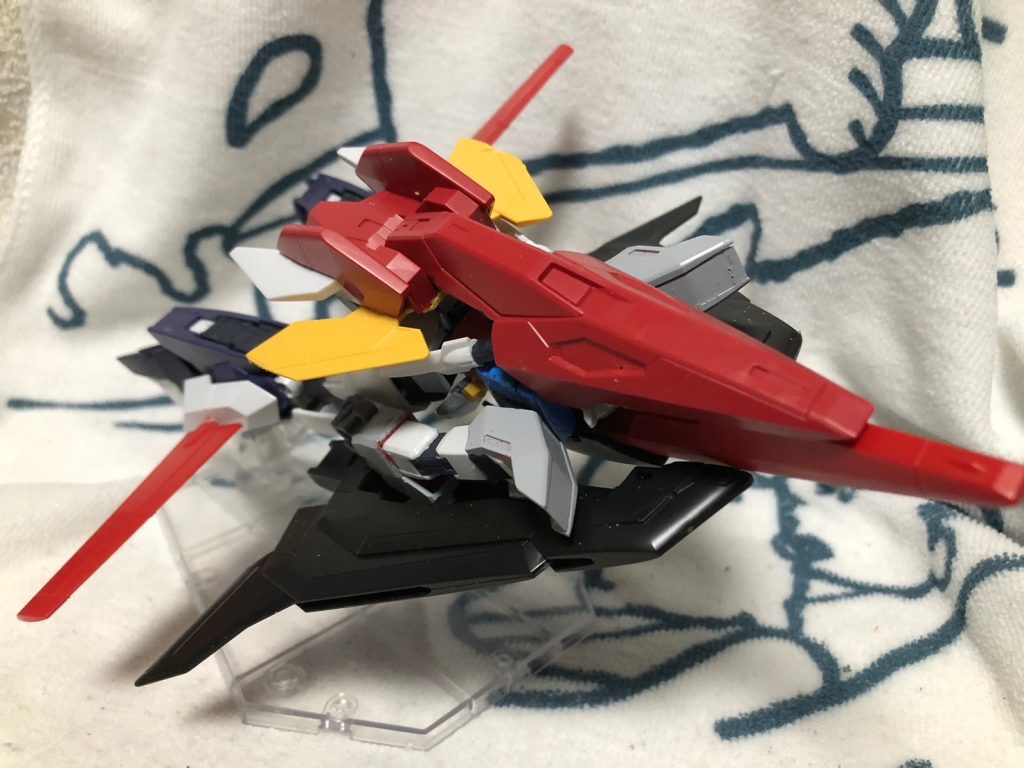 足のふくらはぎはHGアストレイレッドフレームのバックパックのパーツを使用羽っぽくなった。