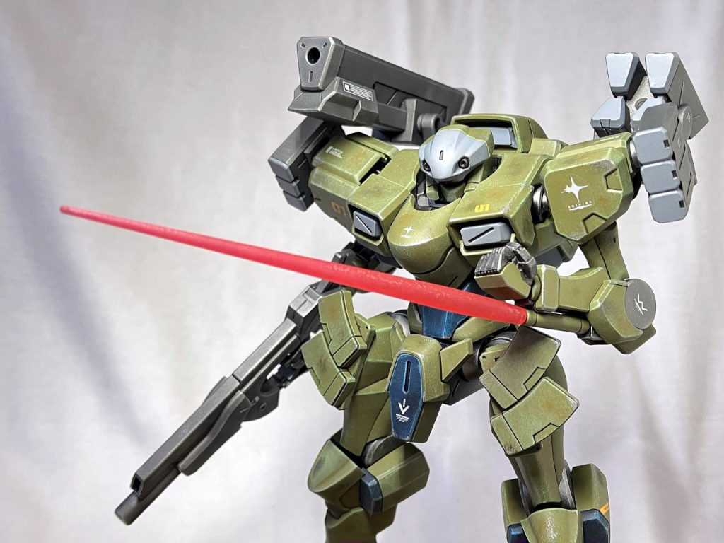 散々ACって言われてたのでビームサーベルも腕から直接出すようにしてソレっぽく。持ち替えのためにパーツの抜き差ししなくていいので、塗装が剥げたりしなくて何かとラク。