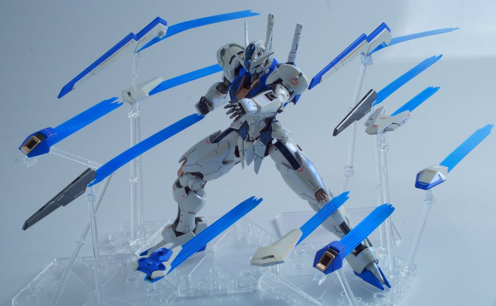 ガンビット、一生懸命並べました。フルメカニクスの場合、展示台は高さが足りないなぁ、と思うのでHGでは二つ必要な所、3つにすると良いかな。