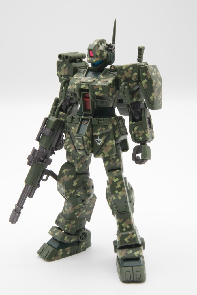 部分塗装後、ハイキューパーツのピクセル迷彩デカール2森林迷彩を全身に貼っていきました。このデカール平面はいいのだけれど、固くて？厚くて？2面にわたって貼る時とかソフター使ってもなかなかくっついてくれなくて大変でした。もともとHGジムスパルタンってディテールも細かくてかっこいいのにピクセル迷彩のせいでディテールもよくわかんなくなっちゃって、なんだか苦労した割に報われないというかちょっと後悔してますｗ