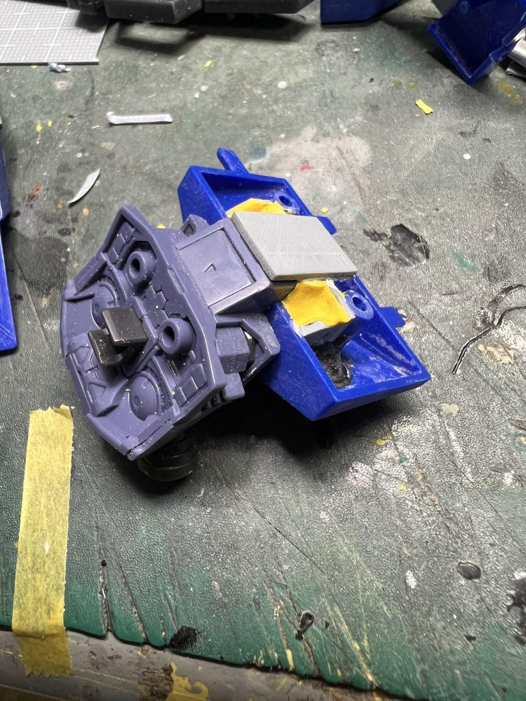 フライトユニット基部はプラ板、プラ棒、ポリパテ、瞬着カラーパテなどを駆使して何とかなりました