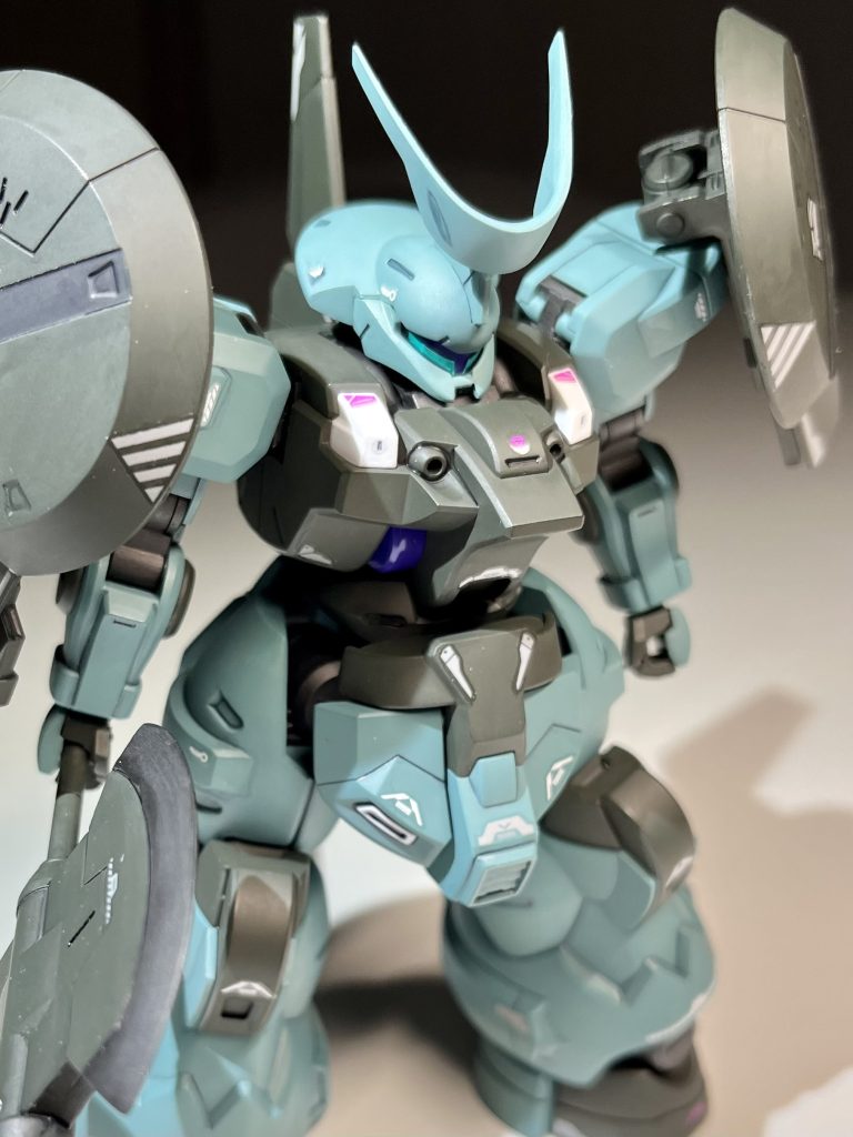 ピンクのデカールが形部さんぽいですね。