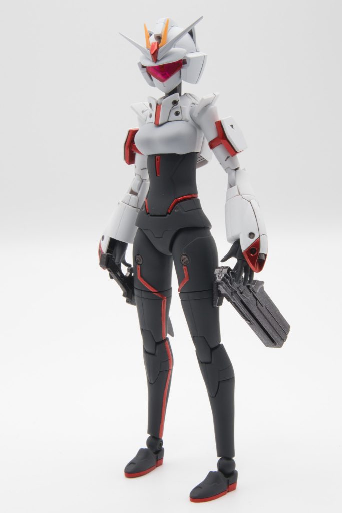 頭は30MMのスピナティア系をベースに、ガンダムっぽくトサカとツバとアンテナを付けてみました。腕は長すぎると感じたので前腕で2ミリカット。ヒールが高いと戦いにくそうなので30MSから普通の靴を拝借。差し色は緑から赤に変更。首から下はほぼメイですが、頭変えただけで印象は全然違いますね。