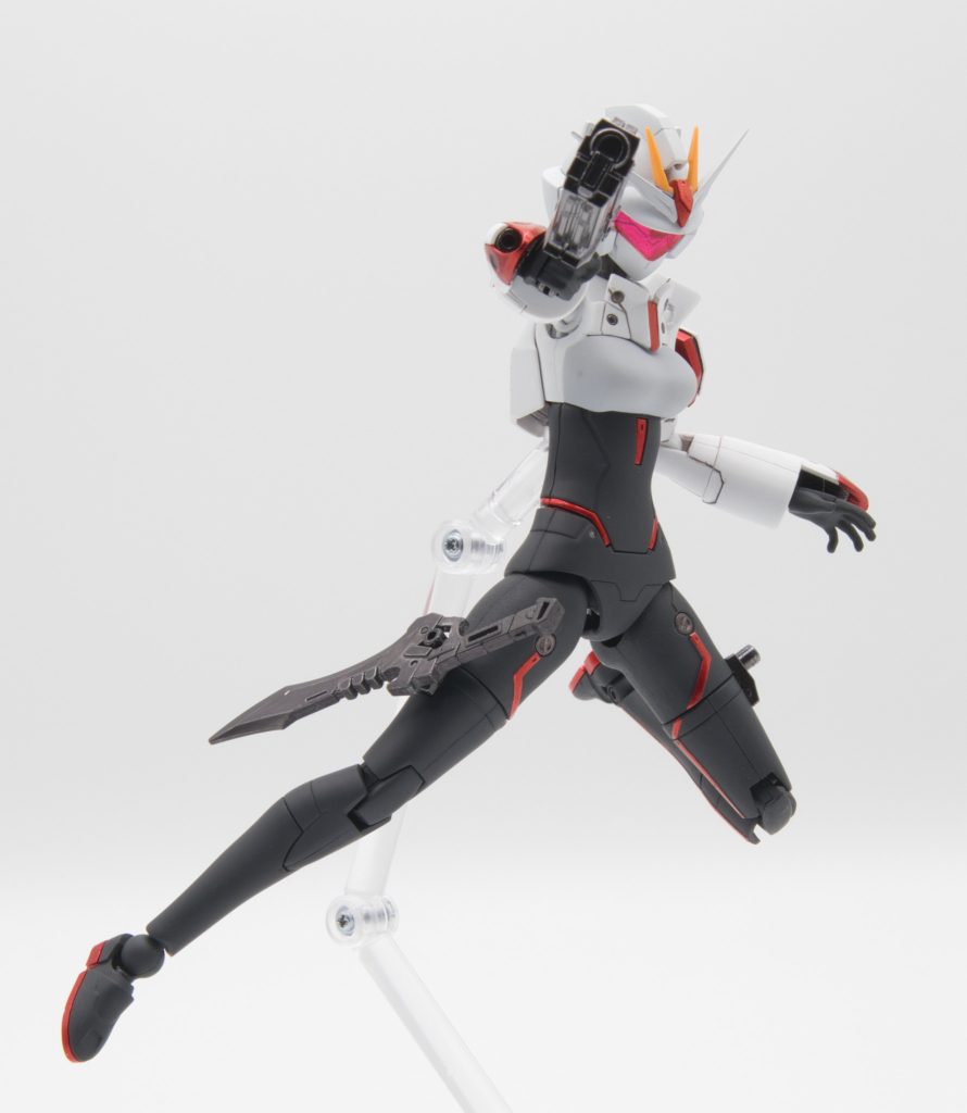 ビームハンドガンの代わりにそのへんにあったハンドガンとナイフを装着。それにしてもこの娘もっと動きそうな感じなのに稼働はイマイチですね。