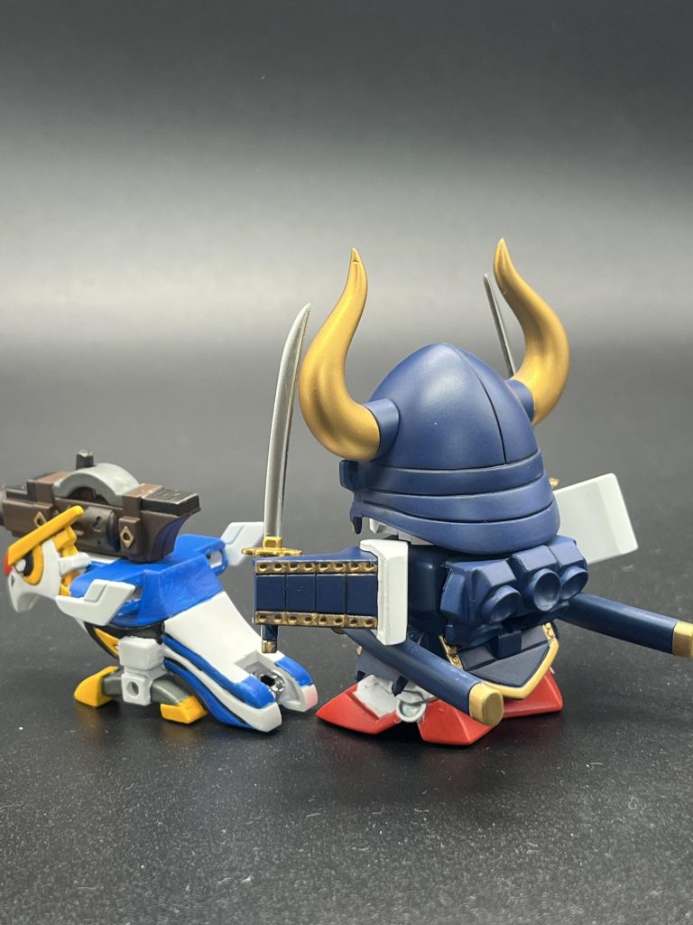 後ろ。鳥は白以外全部筆塗りで、筆ムラがすごい…