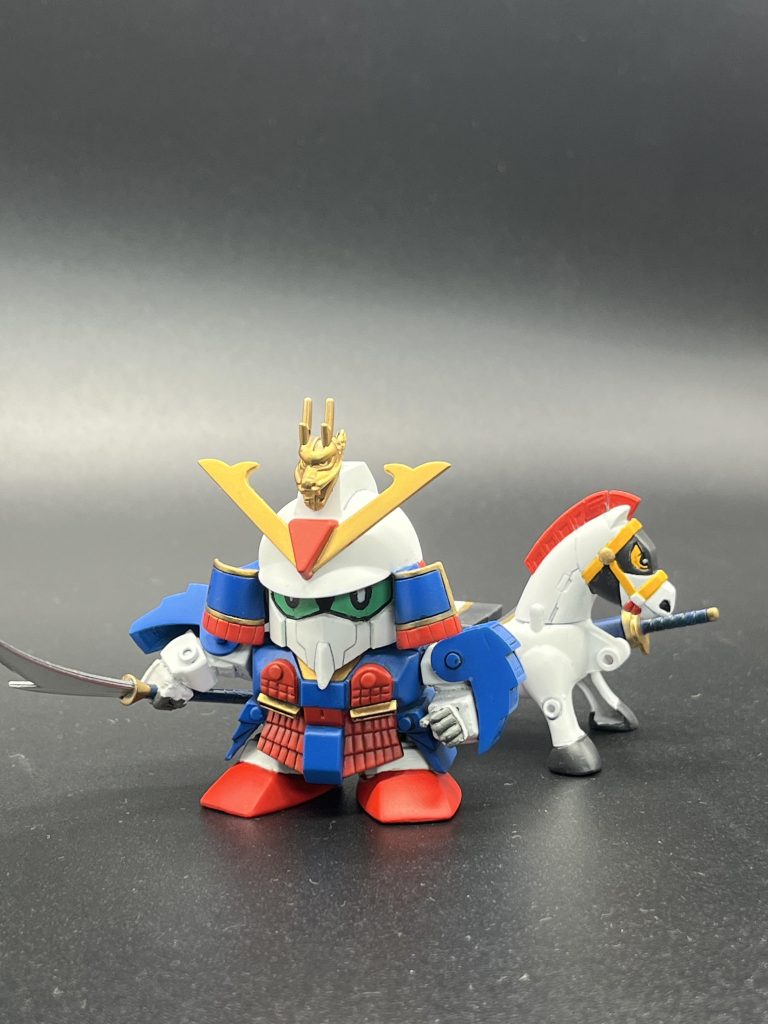 続いてゼータ。こちらも腕の形を変更。と、脚を外側に1ミリずつ移動させてどっしりと立てるように。耳のとこの龍?の絵はダッサイので無しで!馬との合体機構は生きているが、まぁカッコよくないし…