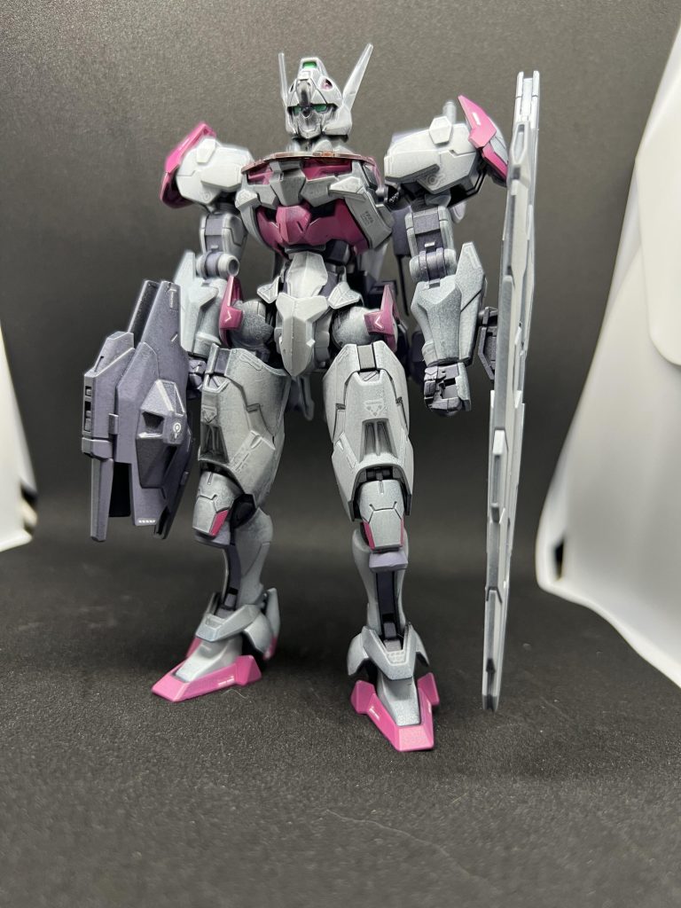 水星の魔女デカールがちょうど手に入ったので使用してます。(作製が遅れたのはこの為だったのか!!)ポージング難しいですね💦あと今回ルブリス完成後にクリアー吹いたのですが、水性の上からクレオスのつや消し(缶)のせいか水性塗料の塗膜溶けてしまってます😂練習で作った時は気づかなかったのですが、まぁウェザリングっぽいので妥協しました。やっぱり面倒がらずにエアブラシで水性吹いときゃよかった。