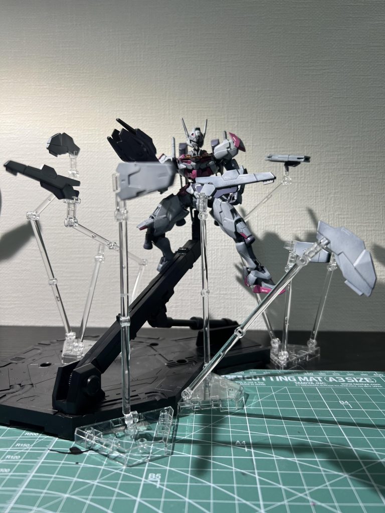 専用ディスプレイベースをミラソウル社フライトユニットと同じ日に購入したのですが、まさか2個必要だったとは流石バンダイ汚い(褒め言葉)適当に飾ってもサマになるのでビット機同士で飾ってみたいです。