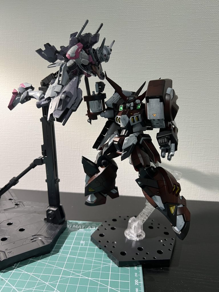 水星の魔女プロローグのクライマックスのワンシーン!まさかフルビット展開で優位と思いきやインファイトでパイルバンカーでやられるとは…(そんなシーンもありませんし未視聴の方いたらすみません。)単品でアップできないのでここで供養させて下さい。2023年第1作目でアルトアイゼンを作ったのですがパーツ面積に対してディテールが少なかったのでスジボリなどで情報量を増やしてます。この時、グラデーション塗装の塗膜問題には気づいておらず逆にいい味出てるなと呑気に考えていました。やっぱべギルベウと一緒に飾りたいので頑張って作ります。