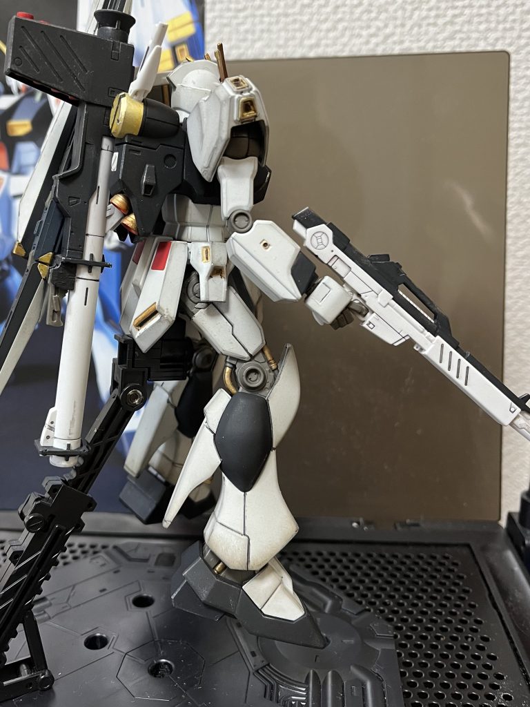 黒サフからのグランプリホワイトとジャーマングレーで全身塗装からの、黄色部分はゴールド塗り、立ち上げ塗装はグラデーションが上手くかからないので、ガンダムマーカーリアルタッチマーカーのグレー2と3で補い、全体をウェザリングかけてます。