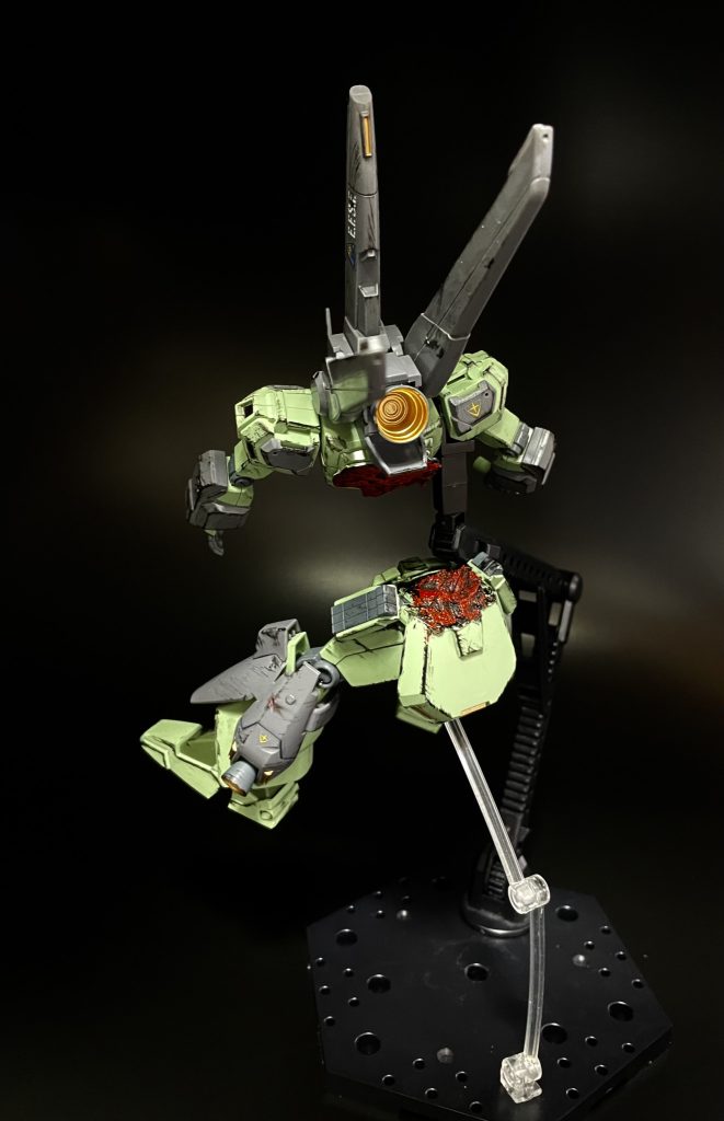 切ったところはエポパテで埋めました。黒と赤で塗装してビームサーベルで切られた感じを出しています。ガンダムベースの作品を参考にしました！