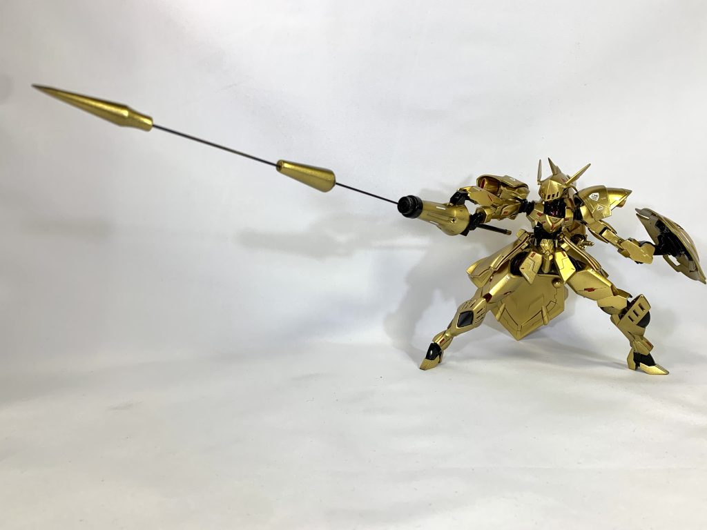 また、槍身には射出機構が組み込まれており、決闘相手の頭部をピンポイントで攻撃することに長けています。