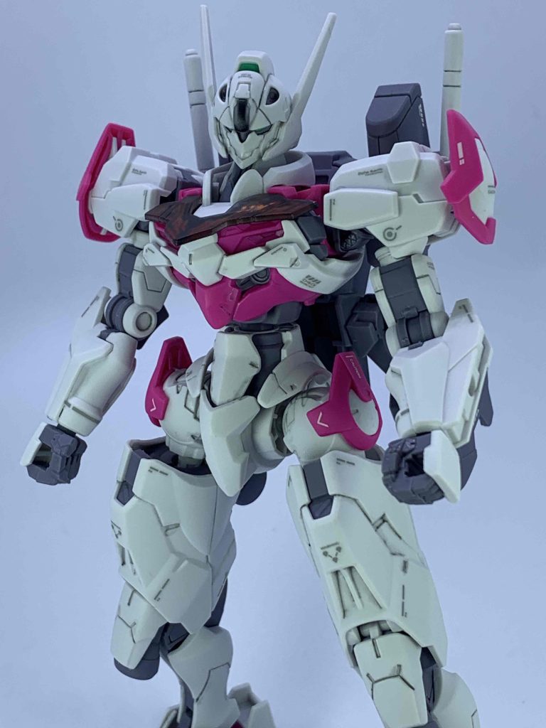 この悪そうな顔が、雰囲気抜群!!水星の魔女のプラモは、ほんとうによくできてます。基本そのまま組み立てても十分にかっこいいです。今回は別売りのガンダムデカールを貼ってつや消しトップコート後に墨入れして仕上げました。