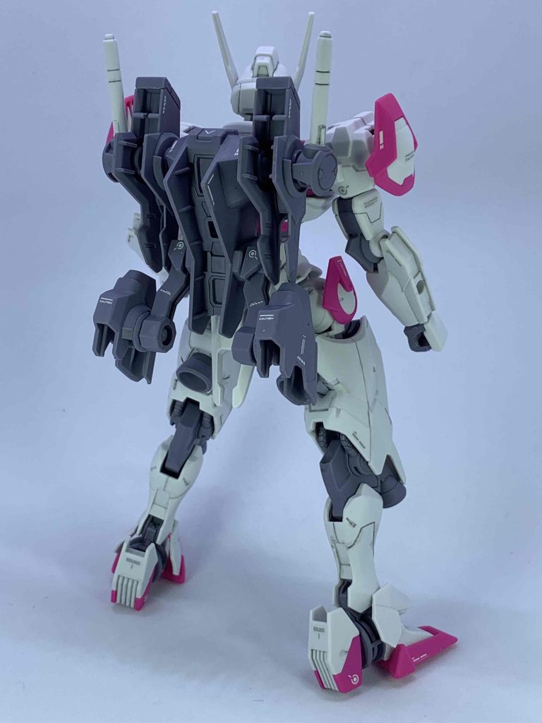 バックパックがでかい!ファーストガンダム世代の僕には、この足の作りとかスタイルは斬新で組みあがってみて「なるほどこうなるか!」って感動でした。