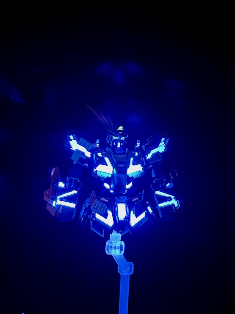 制作途中の発光テスト。実物はブラックライトでかなり光ります。